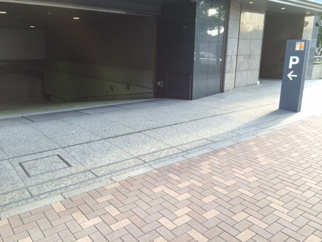 大井町駅前ビル月極駐車場入口