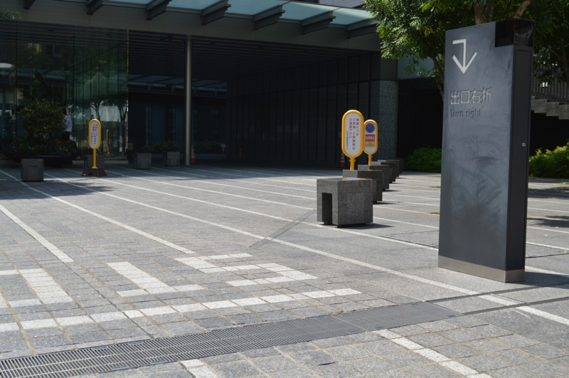 新赤坂ビル月極駐車場入口