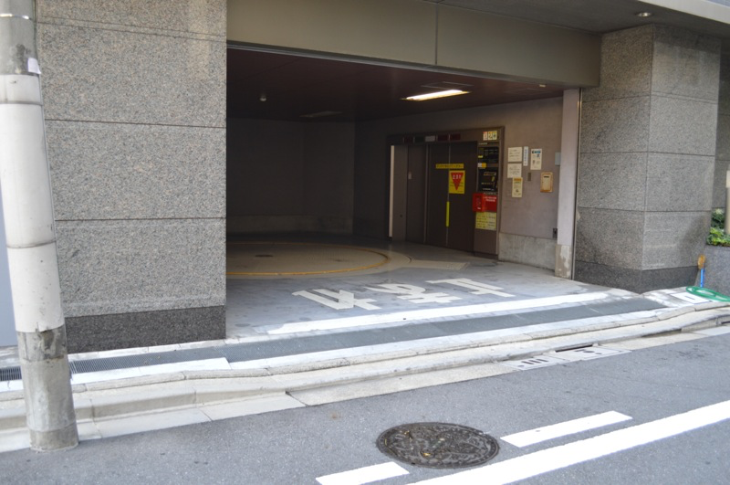 住友不動産上野ビル3号館駐車場入口