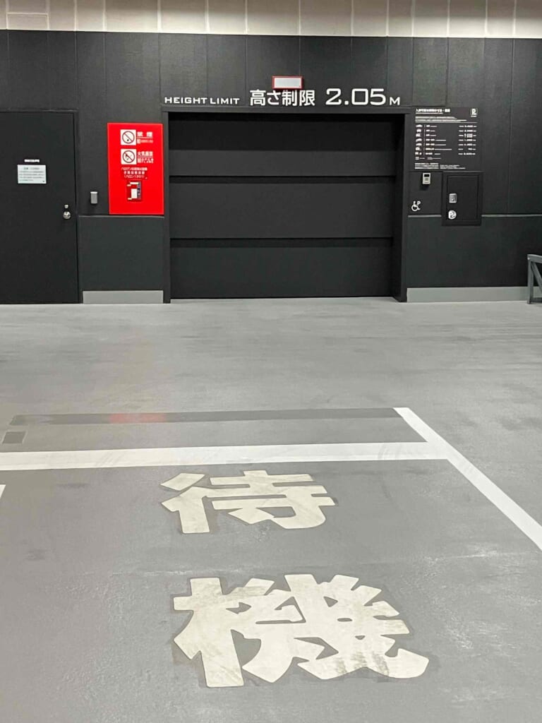 機械式駐車場扉前